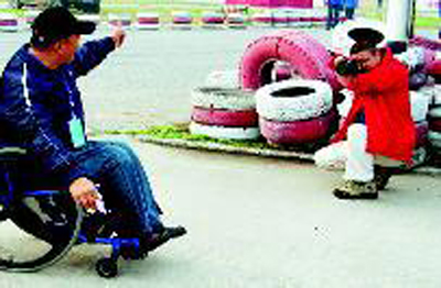 11月13日,两岸三地残疾人在西安渭水园赛车,无手残疾人何跃林来自云南