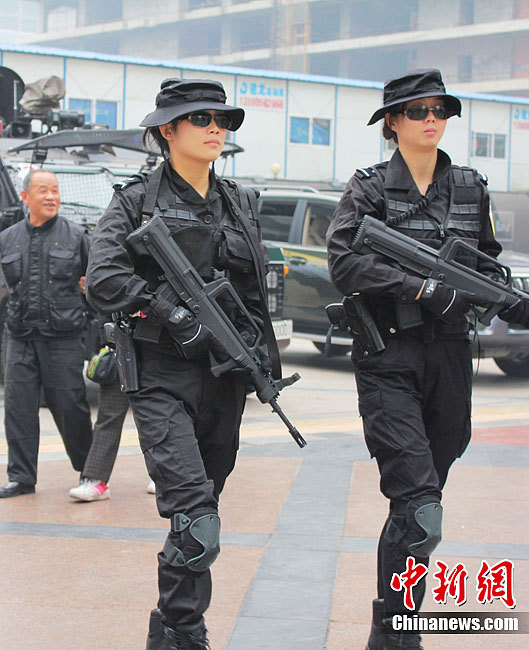 成都黑豹女子特警队员持95步枪92式手枪上路