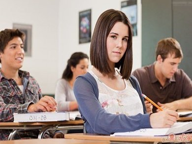 英国：高考前学校放假两周
