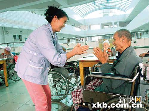广州养老院护工紧缺 工作辛苦收入低受训少