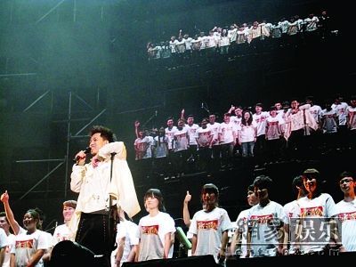 林宥嘉与《梦想合唱团》团员合唱。