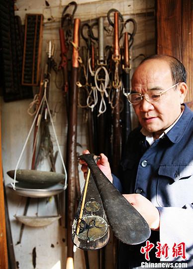 图为店内收藏的象牙古秤,距今已有200年的历史.杨华峰