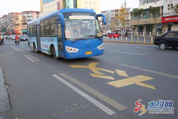 烟台公交专用道首日90辆车违规 称赶时间(图)