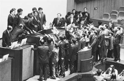 11月22日,在韩国首尔内,在野议员试图阻止议员投票表决.