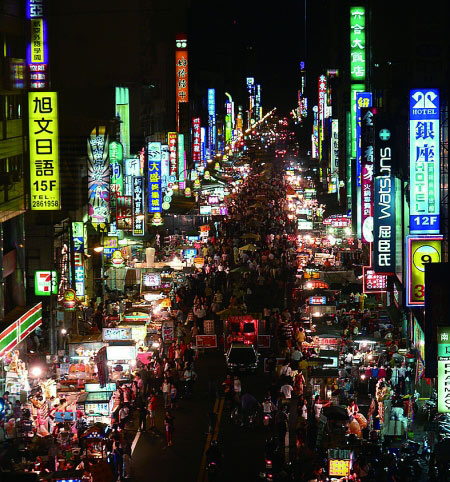 人头攒动的高雄六合夜市