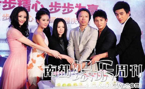 蔡艺侬用自己公司制作剧《步步惊心》捧红了自家艺人刘诗诗和林更新。（从左到右）刘雨欣、刘诗诗、蔡艺侬、张朝阳、吴奇隆、林更新。
