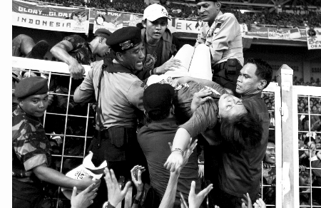 雅加达再惨案 东南亚运动会足球赛发生踩踏事件