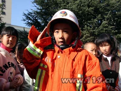 玉溪:幼儿园走进消防队 安全防火从娃娃抓起(组