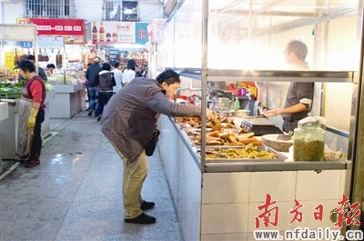 市场中的熟食完全暴露在外. 关春苑 摄