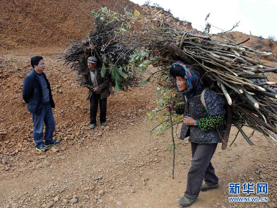 会泽县娜姑镇乐里村五组村民张本兰(右)在介绍自家的新生活(11月22日