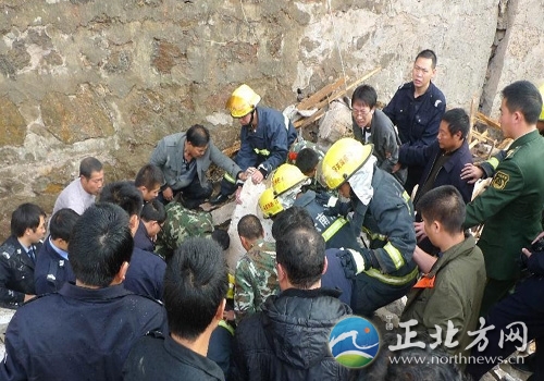 23日15时45分左右,马关县城小坝路城郊结合部一出租房发生爆炸图片