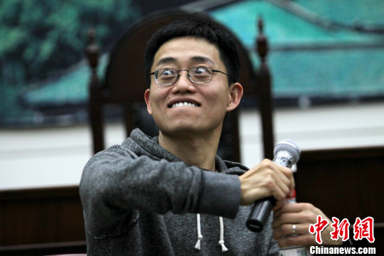 华裔脱口秀笑星黄西对话武汉大学学生(图)