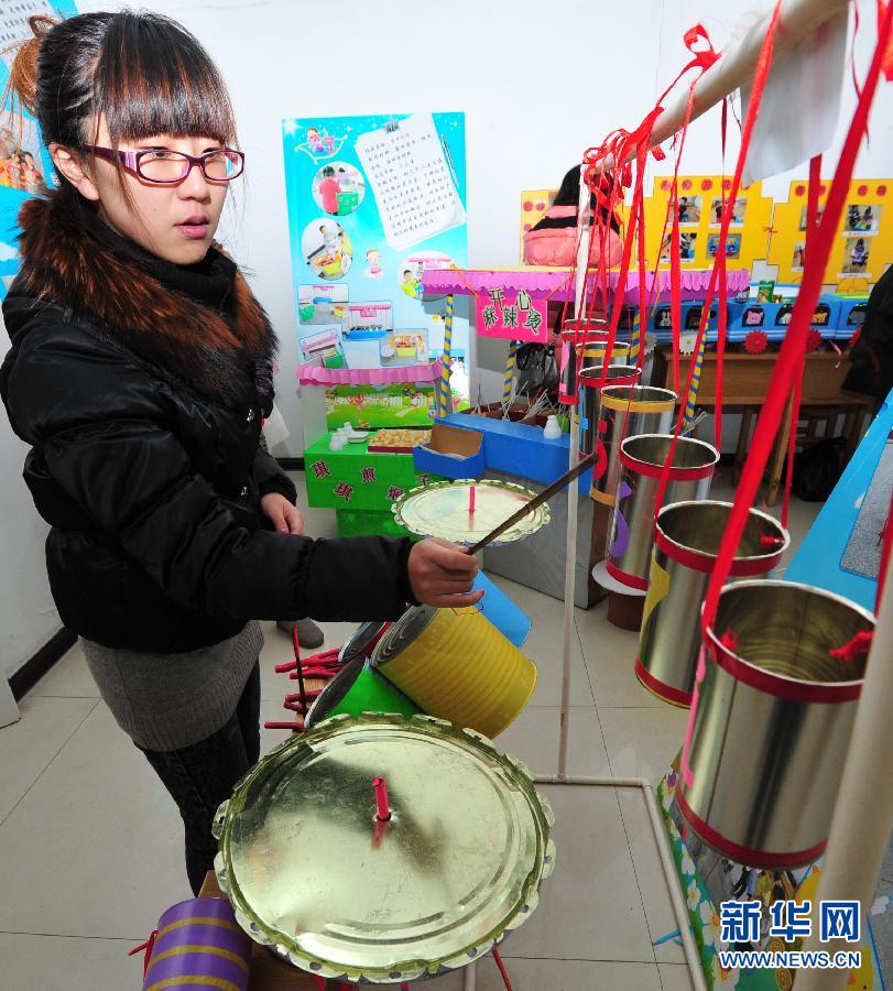 秦皇岛市先盛里幼儿园的老师用铁桶制作的敲击