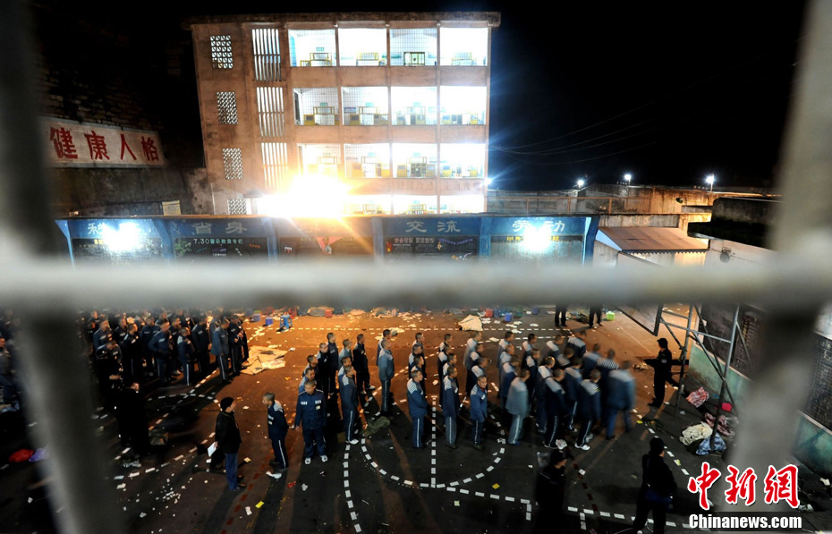 11月24日,川北监狱开始搬迁,首批撤离的600多名犯人在武警和监狱警