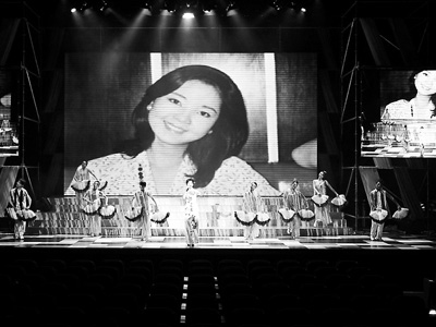 山寨版邓丽君惟妙惟肖的演唱,把观众又带回了上世纪80年代。