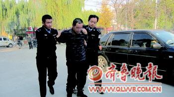 11月24日下午,民警押解杨某回到日照.记者 徐艳 摄