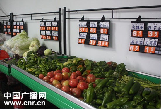 便民蔬菜店货架一角+图片来自中国广播网