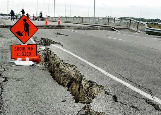 地震过后的公路,巨大的裂缝讲述着地震的可怕.