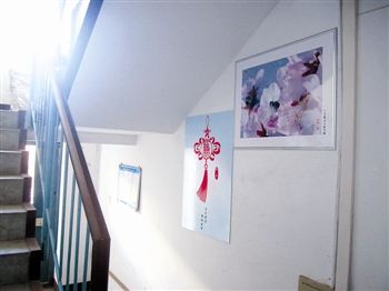 内蒙古呼和浩特市新建东街馨苑小区楼道,一改往日的"灰头土脸",楼梯一