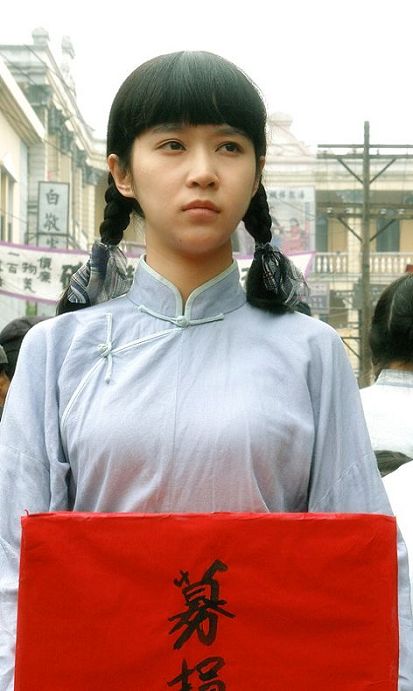 杨旸在《金陵秘事》中上演大学生示威游行