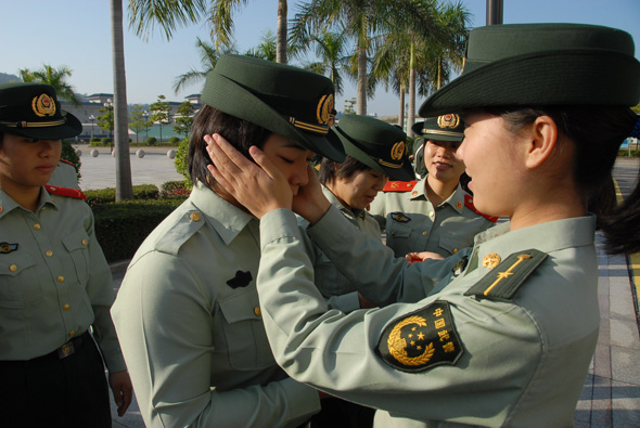 武警广东总队二支队举行退伍老兵向军旗告别仪式(组图