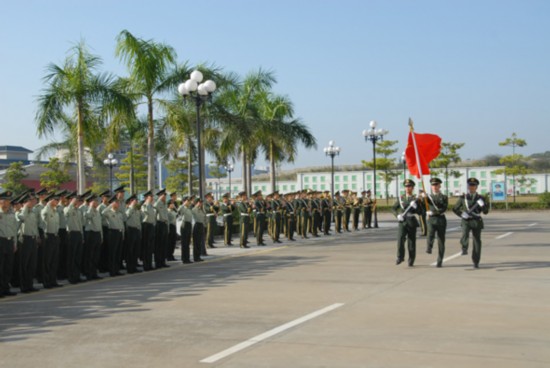 武警广东总队二支队举行退伍老兵向军旗告别仪式(组图