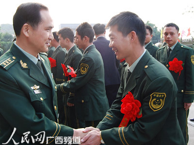 支队长朱芳飞与老兵握手话别; 武警青岛支队欢送退伍老兵 131125 每日