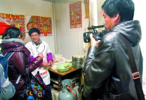 天门电视台的记者正在采访刘大军 本报记者 白