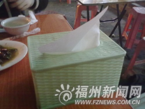 劣质纸巾摆餐馆餐桌 长期使用易感染疾病