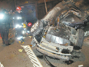 天津:轿车撞飞护栏翻车 一人被困受伤送医(图)