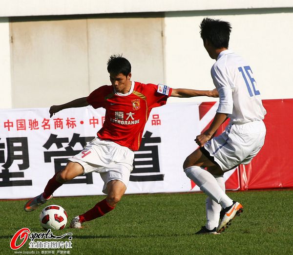 图文:恒大5-3明星队 李建华边路带球