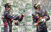 图文：F1巴西大奖赛正赛 互相喷洒香槟