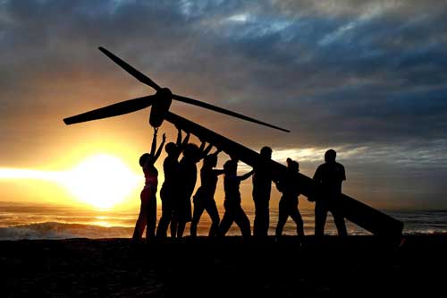 绿色和平的志愿者们在德班南海岸托起一个巨大的风力发电机模型