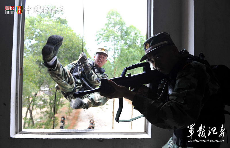 图说中国特种兵:武警特战队员飞檐走壁 瞬间破门突入擒"敌"