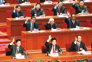 参会举手表决 都市时报记者 陈昱州 摄