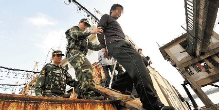 嫌犯潜逃15年藏身公海 被捕后提要求喝口矿泉