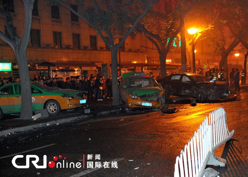 西安90后男子醉酒开套牌奔驰闹市撞死2人 携3女弃车而