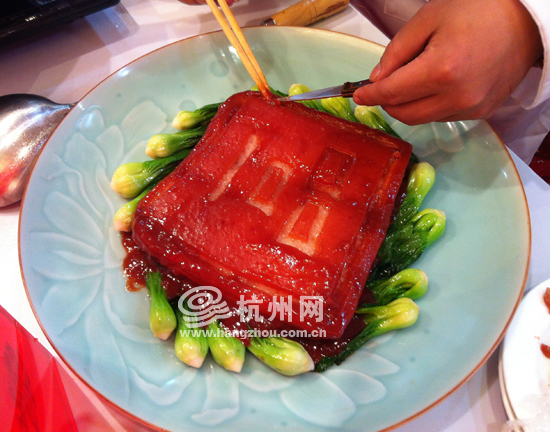 一品南乳肉的一品二字是用筷子和小刀刻出