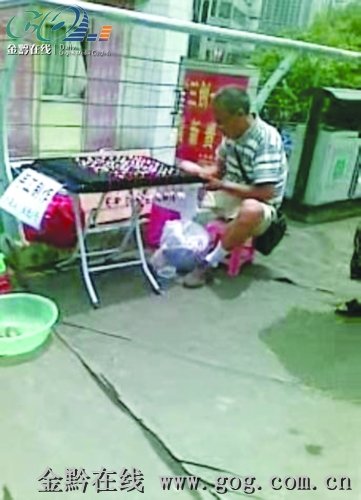 城管夜间摆摊洋妞摆摊卖煎饼果子夜市小吃摆摊图片