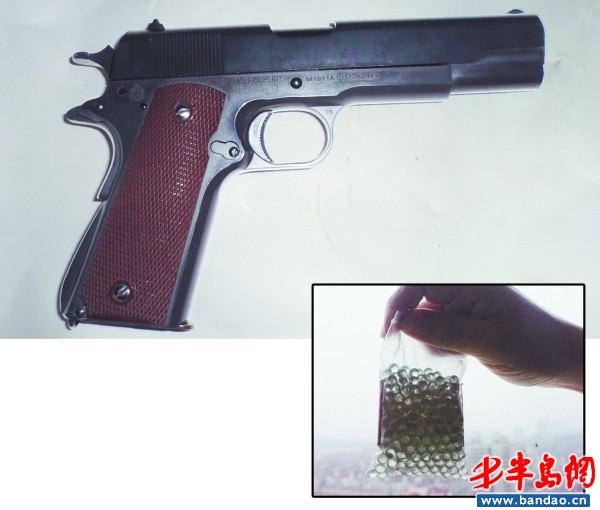 右下图:仿真枪上用的塑料子弹,能轻易射穿厚棉被.