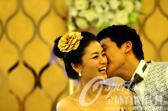 组图:王大雷上海完婚 亲吻新娘