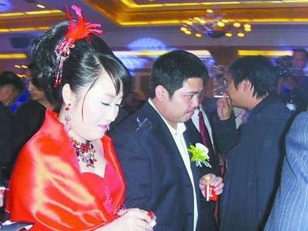 妹妹赵一涵 赵本山一家四口早年全家福 赵本山的大女儿赵玉芳出嫁
