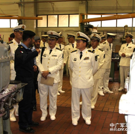 科威特海军学院教职员工列队欢迎我到访海军舰艇编队指挥员,南海舰队