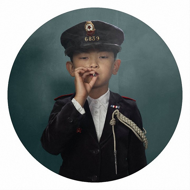 比利时摄影师拍儿童吸烟照引争议(组图)