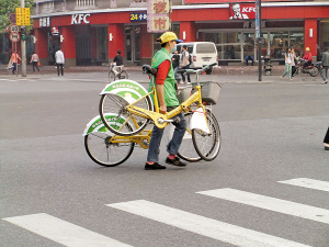 禅城松风路,公共自行车管理员左右开弓,连推带提,带自行车"回家".