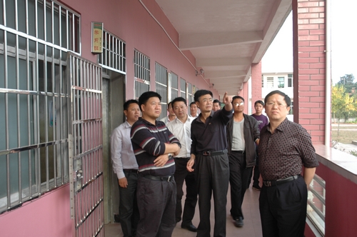 调研组一行实地察看了南丰一中,南丰二中,在建的新区幼儿园,筹建的