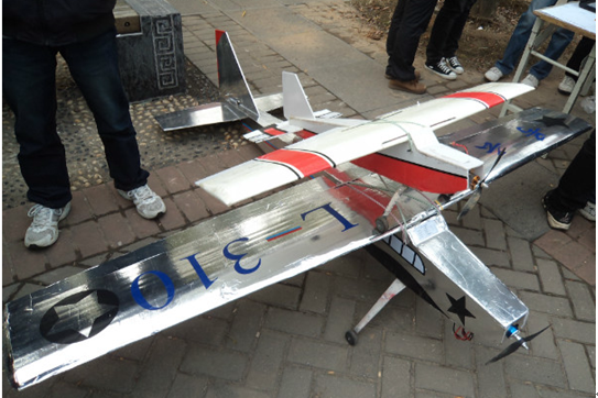 郑大学生自己制作的飞机模型 杨燕青/摄