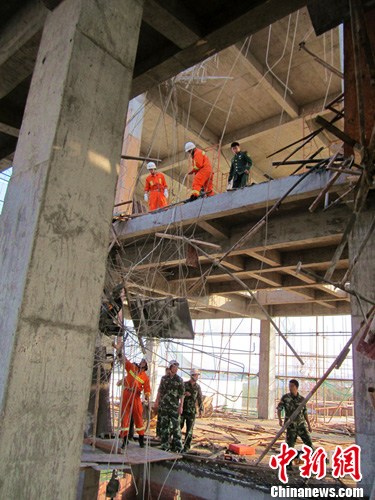 江西吉安一厂房坍塌 工人被钢筋挂住倒悬4楼(