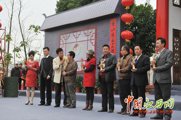 中央电视台七套《乡村大世界》主持人毕铭鑫节目现场采访获奖嘉宾.