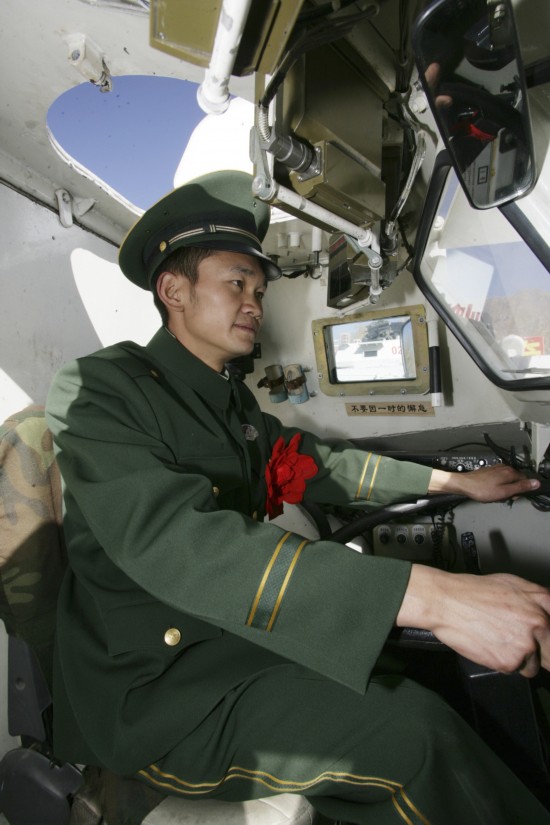 武警西藏装甲部队退伍战士向战车告别(1)(组图